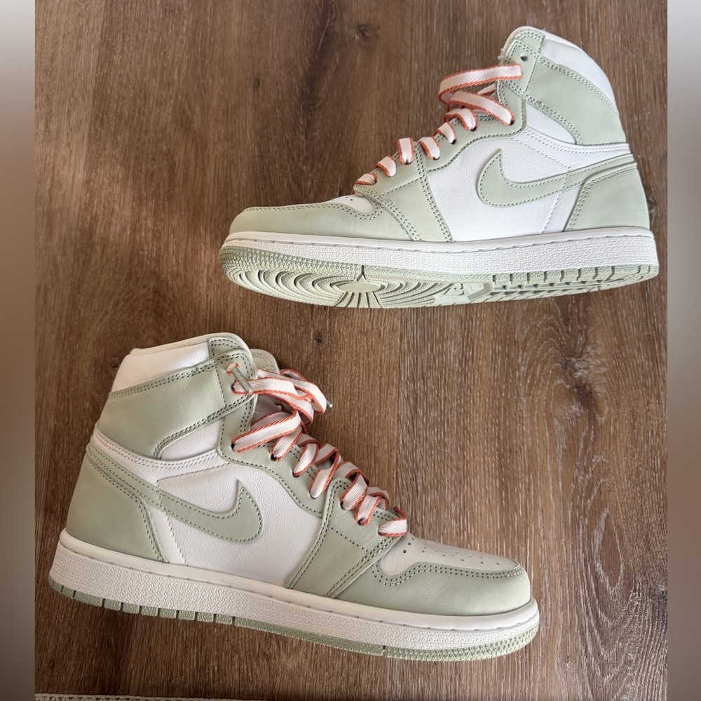 Women’s Air Jordan 1 Retro High OG in Seafoam - Picture 4 of 8